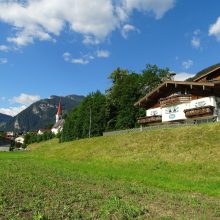 Appart-Tirol-Außenansicht-Haus-Kirche_NEU